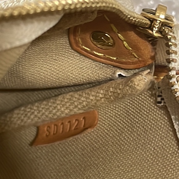 [$1400cad]💥AUTHENTIC Louis Vuitton Damier Azur Eva Clutch💥 - Picture 15 of 17